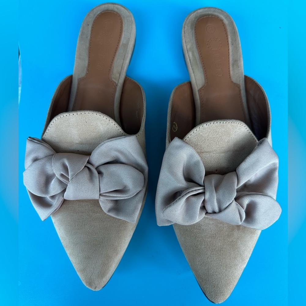 BEIGE MULES / SLIP ON DRESS SHOES / LOAFERS w/ BOW!